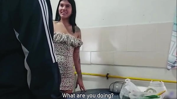 EL PERVERTIDO DE MI PADRASTRO SABE QUE ME ENCANTA LA VERGA Y ME PARTE EL COÑO EN LA COCINA HASTA DEJARME GOTEANDO SEMEN