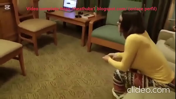 La novia del mejor amigo no se puede quedar embarazada y pide que me corra dentro de su coño (Sub español) video completo enlace parte superior
